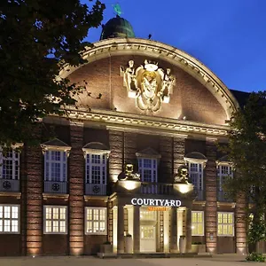 Courtyard By Marriott Otel