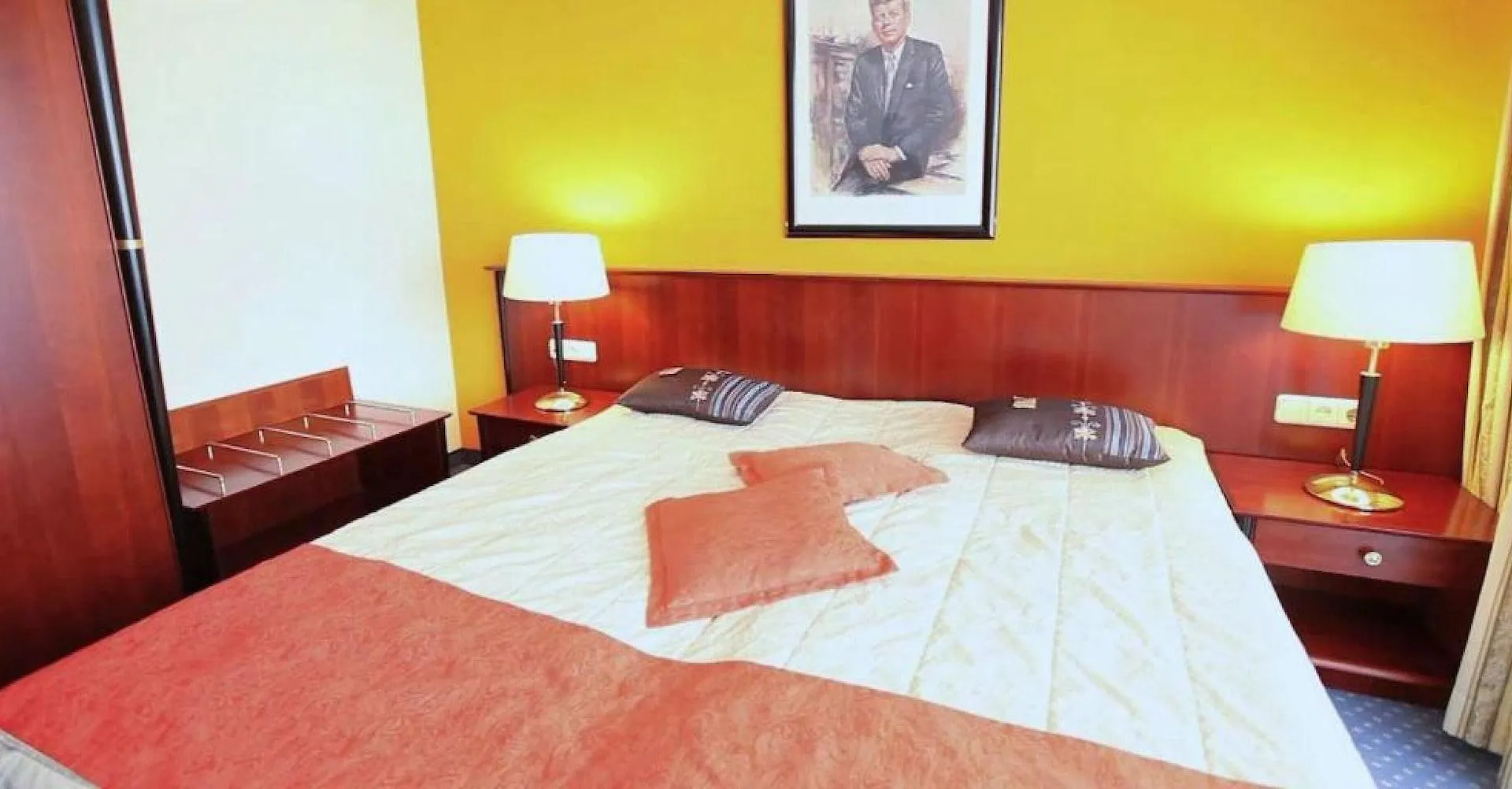 Superior Hotel Präsident München 3*,